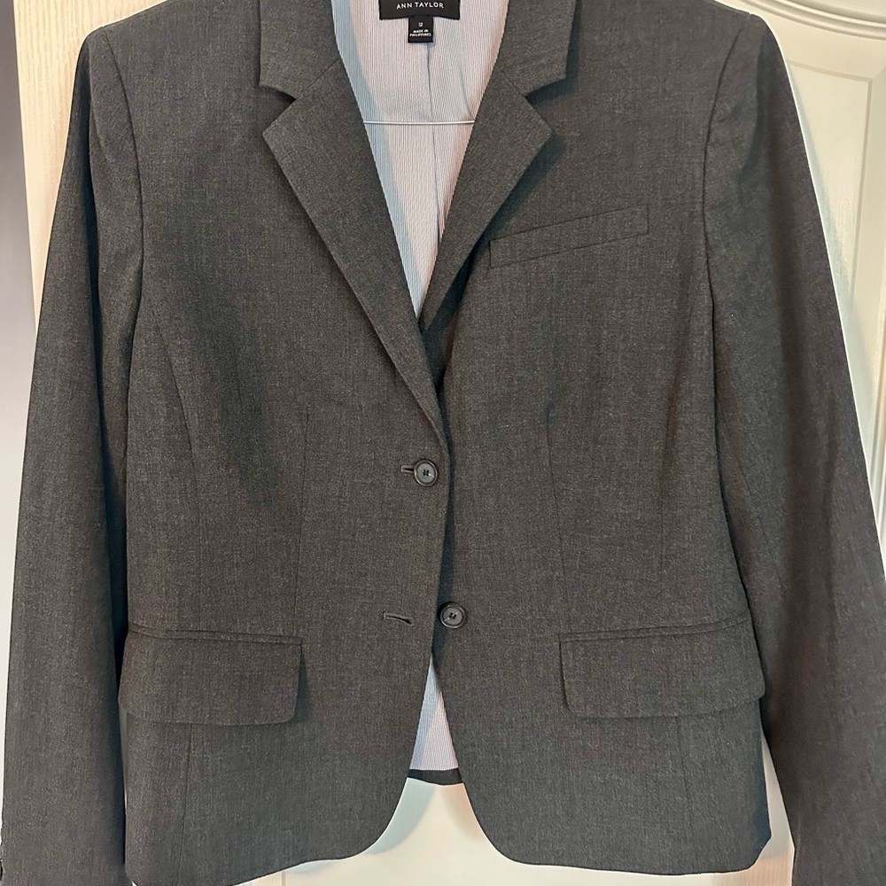Ann Taylor Gray Blazer with Notched Lapels and Tailored Silhouette